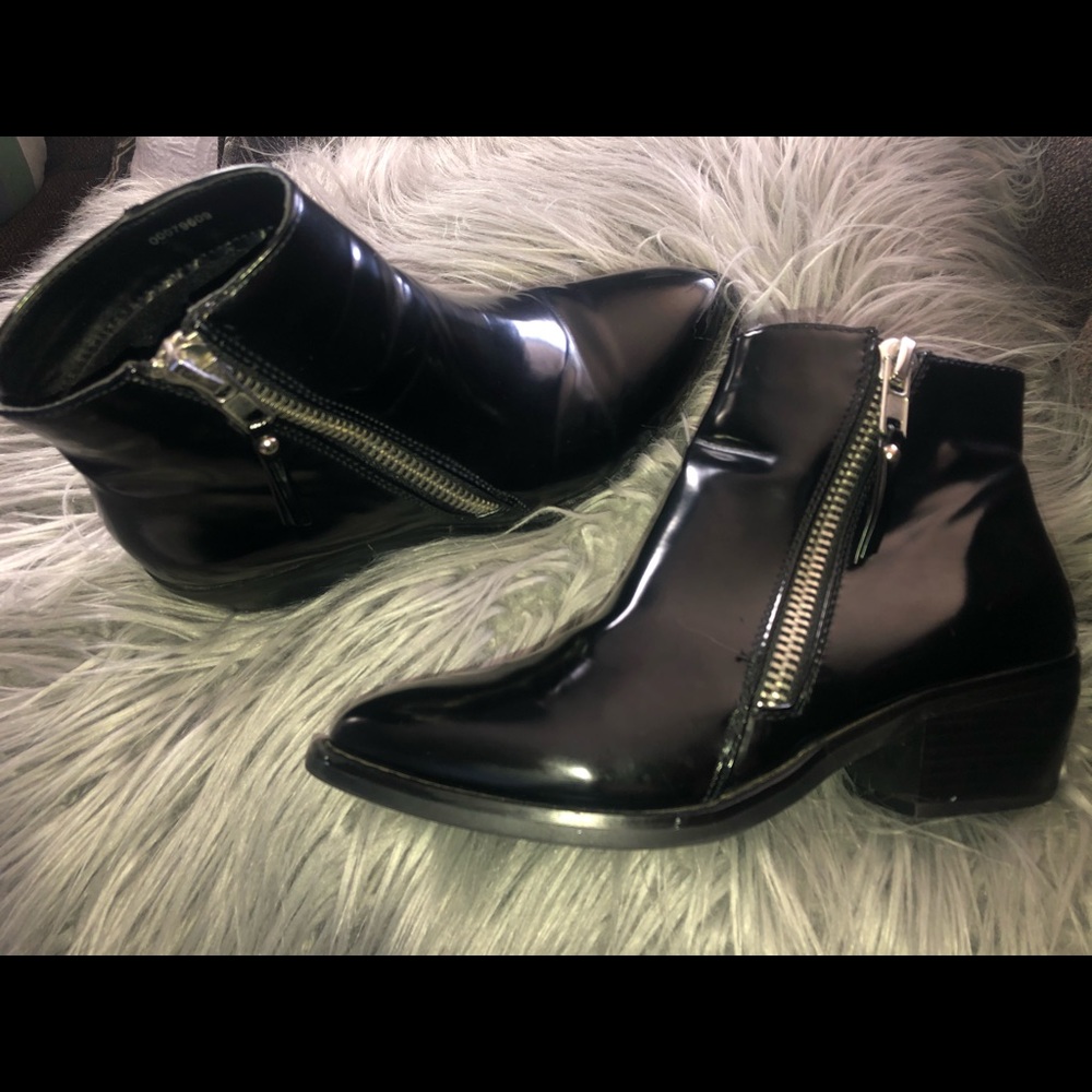 Shiny leather Booties